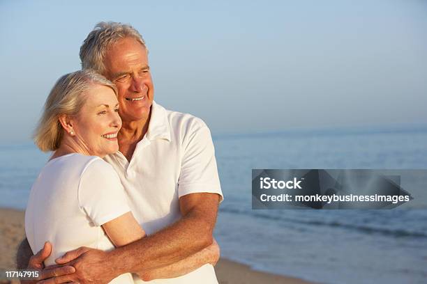 Senior Par Disfrutar De Vacaciones En La Playa Foto de stock y más banco de imágenes de Abrazar - Abrazar, Adulto maduro, Aire libre