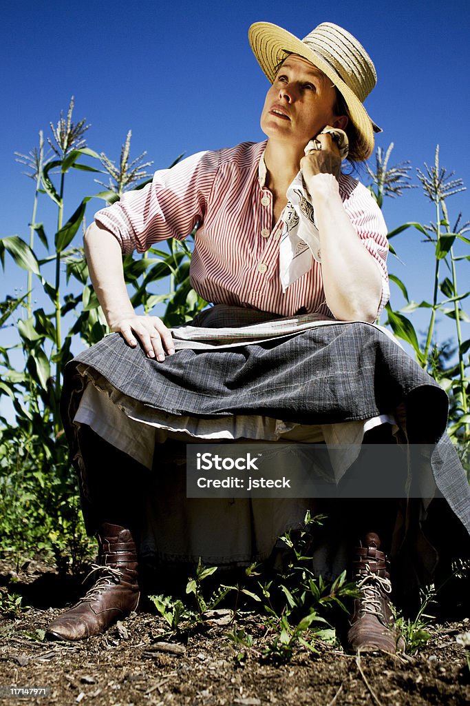 Farm Frau sitzt und leitet sie an einem heißen Tag Rock - Lizenzfrei Agrarbetrieb Stock-Foto