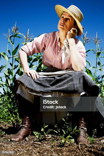 Farm Frau Sitzt Und Leitet Sie An Einem Heißen Tag Rock Stockfoto und mehr Bilder von Agrarbetrieb