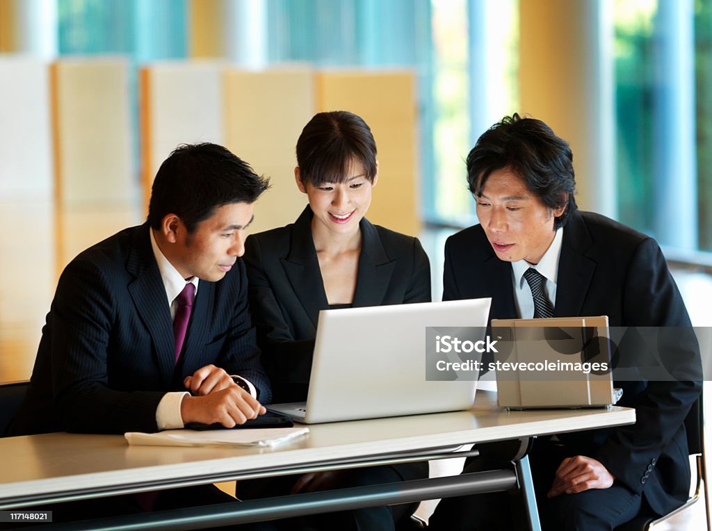 Hommes d'affaires travaillant ensemble dans le bureau - Photo de Adulte libre de droits