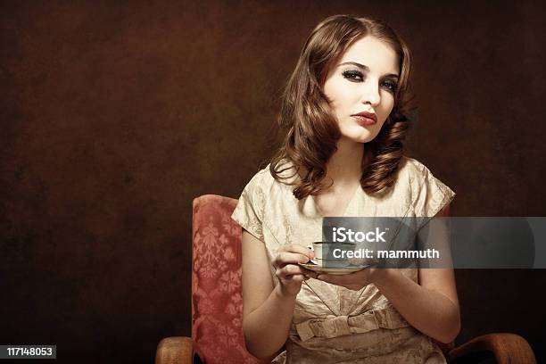 Mädchen Im Retrocafé Stockfoto und mehr Bilder von 1920-1929 - 1920-1929, Weiblicher Teenager, 1930-1939