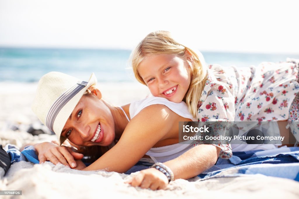 Madre e figlia, godendo la spiaggia - Foto stock royalty-free di Abbigliamento casual