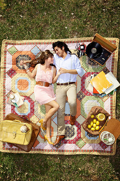 joven pareja heterosexual picnic felicidad - filipino ethnicity audio fotografías e imágenes de stock