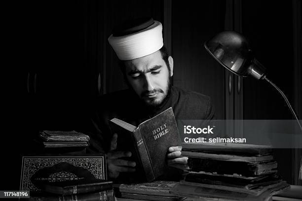 Imã Oração Muçulmana Ler A Bíblia Na Secretária No Escuro - Fotografias de stock e mais imagens de Islamismo