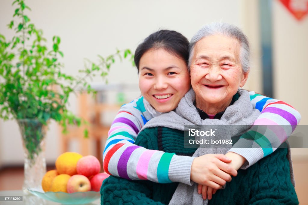 Ładny asian Dziewczyna trzyma babcia - Zbiór zdjęć royalty-free (20-24 lata)