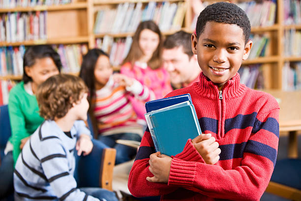 afro-americano menino de escola biblioteca a sorrir - sc0460 imagens e fotografias de stock