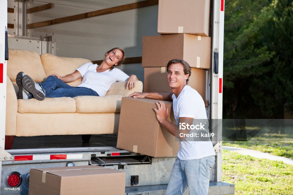 Jovem Casal mudar de casa, tendo uma pausa - Royalty-free Transferência Foto de stock