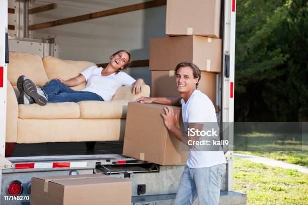 Jovem Casal Mudar De Casa Tendo Uma Pausa - Fotografias de stock e mais imagens de Transferência - Transferência, Camião, Camião de Mudanças