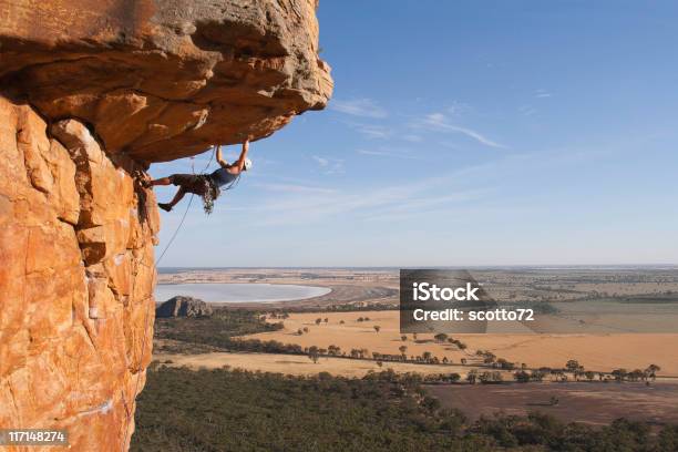Człowiek Rockclimbing - zdjęcia stockowe i więcej obrazów Wspinaczka - Wspinaczka, Helmet, Krajobraz