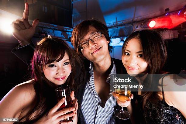 ハッピーな日本の若者のパーティで東京のナイトクラブ - 3人のストックフォトや画像を多数ご用意 - 3人, お祝い, カッコいい