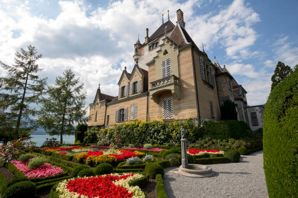 zamek oberhofen widziany z ogrodu. jest to jedno z niezliczonych wspaniałych miejsc w szwajcarii, które jest atrakcją turystyczną często odwiedzaną przez wielu turystów z całego świata. - thun switzerland facade european culture zdjęcia i obrazy z banku zdjęć