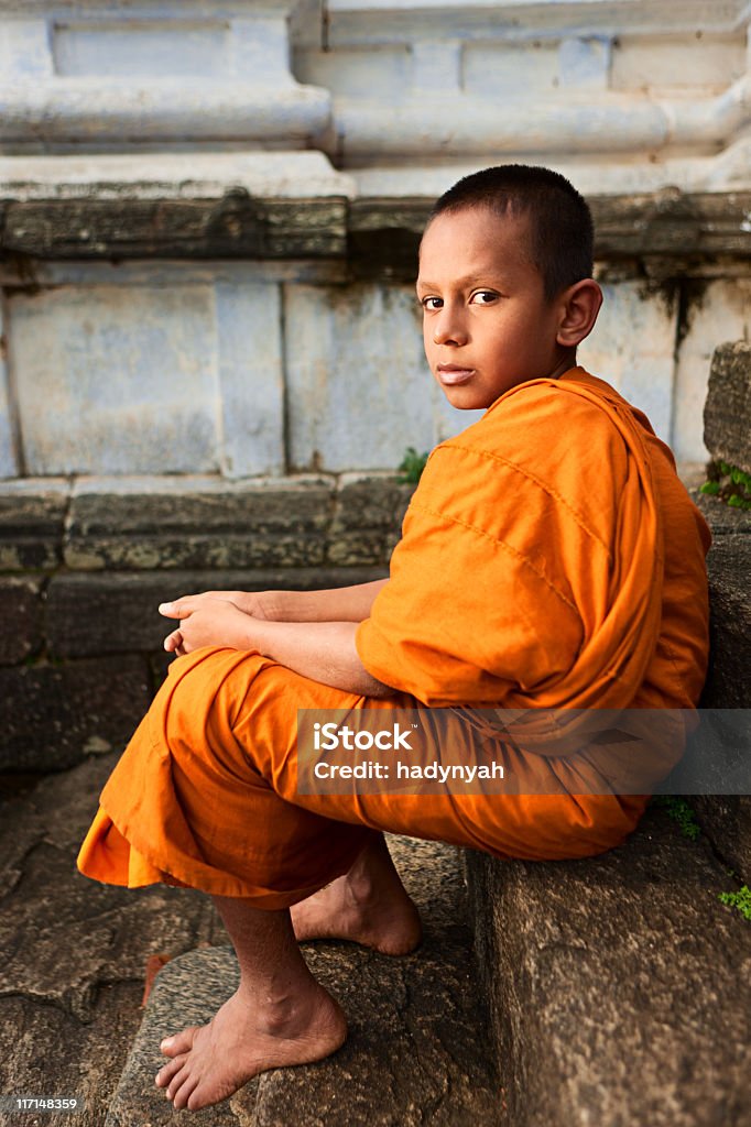 Монах-послушник возле Канди, Шри-Ланка - Стоковые фото Культура Тибета роялти-фри
