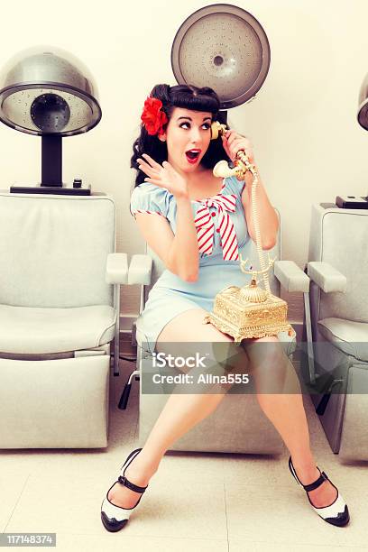 Pinup Sexy Donna In Un Salone Di Bellezza Al Telefono - Fotografie stock e altre immagini di Salone di parrucchiere