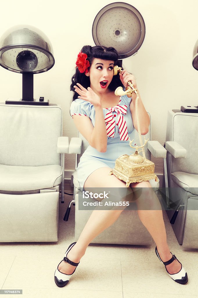 Pin-up: sexy mulher em um salão de beleza no telefone - Foto de stock de Salão de Cabeleireiro royalty-free