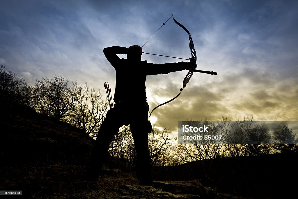 Laço hunter silhueta na natureza - Foto de stock de Tiro com arco royalty-free