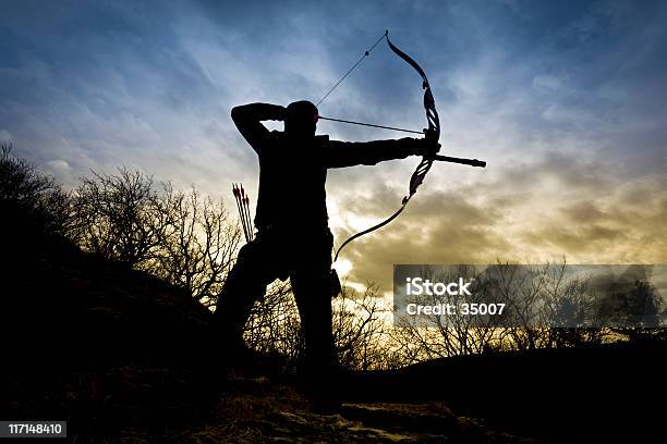 Foto de Laço Hunter Silhueta Na Natureza e mais fotos de stock de Tiro com arco - Tiro com arco, Silhueta, Arco e Flecha