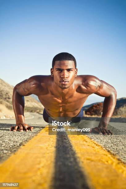 Hombre Haciendo Pushups Foto de stock y más banco de imágenes de Actividades y técnicas de relajación - Actividades y técnicas de relajación, Adulto, Adulto joven