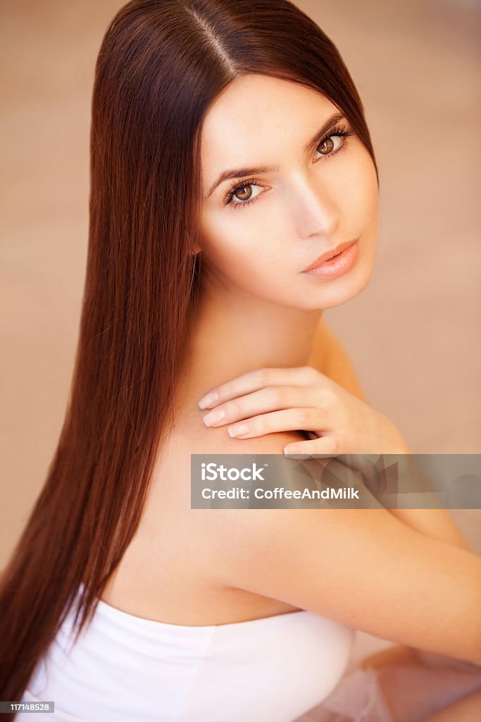 Bellissima donna con lunghi capelli - Foto stock royalty-free di 20-24 anni