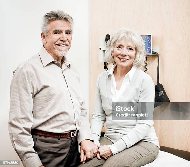 Altes Paar In Einer Prüfungsraum Stockfoto und mehr Bilder von 60-69 Jahre - 60-69 Jahre, Allgemeinarztpraxis, Alter Erwachsener