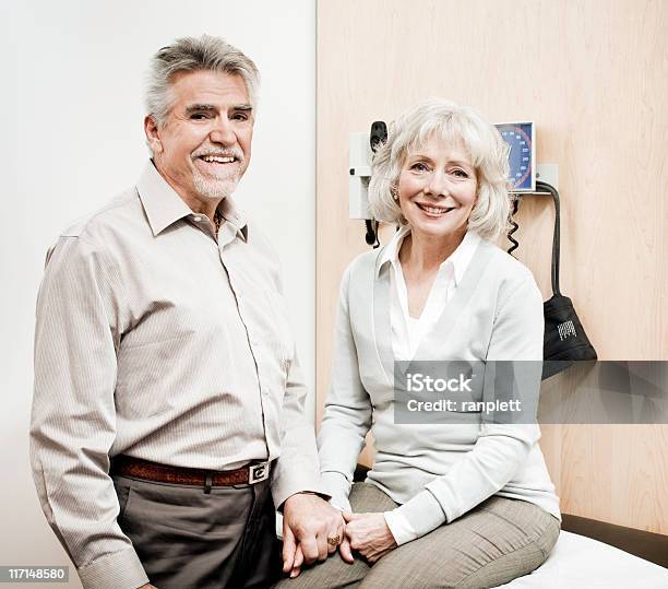 Foto de Casal Sênior Na Sala De Exame e mais fotos de stock de 60 Anos - 60 Anos, Adulto, Amor