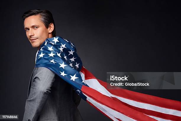 Empresário Vestindo Bandeira Americana - Fotografias de stock e mais imagens de Capa - Capa, Bandeira dos Estados Unidos da América, Bandeira