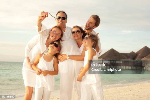 Glückliche Touristen Eine Momentaufnahme Am Strand Stockfoto und mehr Bilder von Farbbild - Farbbild, Fotografie, Fotografieren