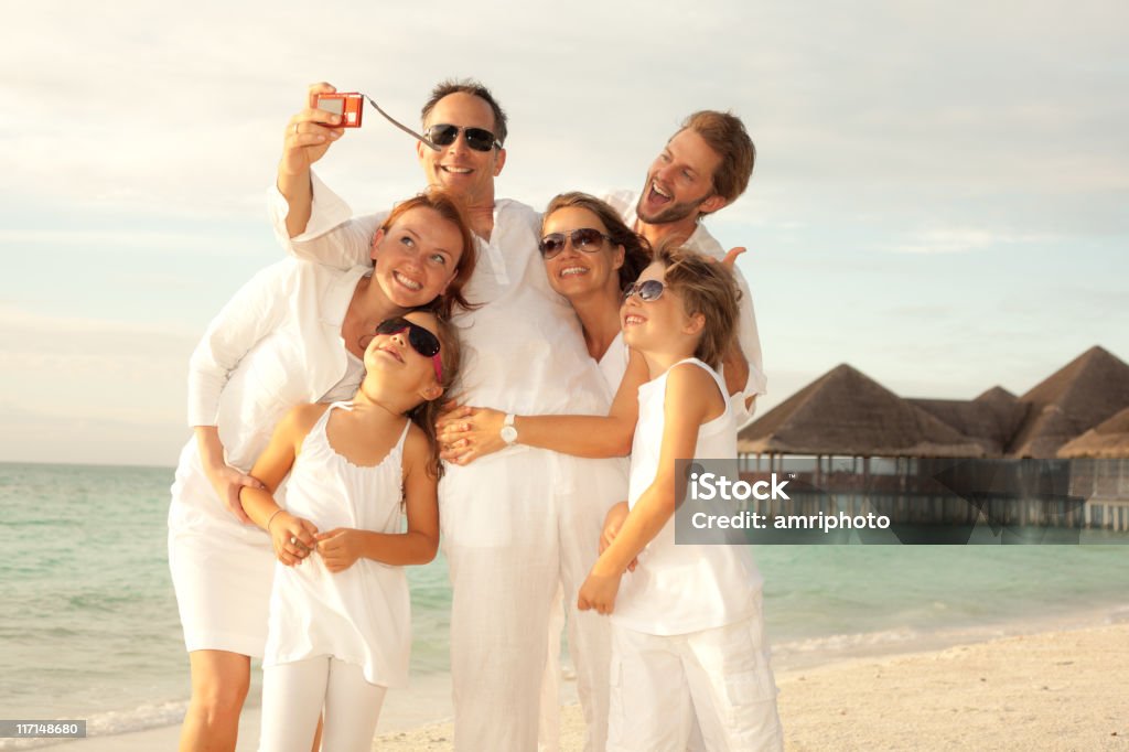 Feliz turistas fazer uma foto na praia - Foto de stock de Amizade royalty-free