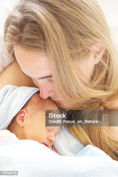 Donna Con La Figlia Dorme 2 Giorni - Fotografie stock e altre immagini di Capelli biondi - Capelli biondi, Neonate, Bebé