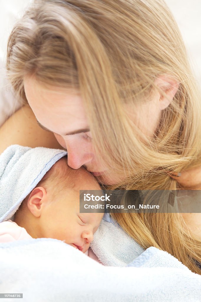 Mulher a segurar o seu dormir 2 dias de idade menina. - Royalty-free Cabelo Louro Foto de stock