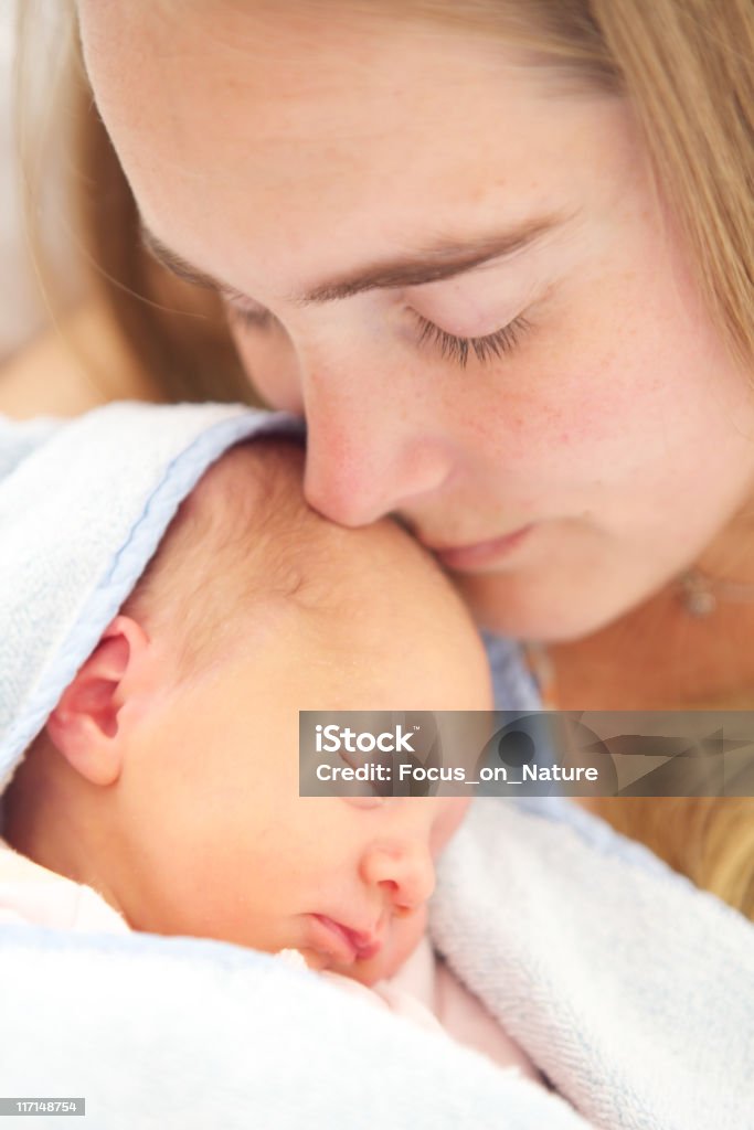 Frau hält ihr 2 Tage alte Tochter. XXL - Lizenzfrei Baby Stock-Foto