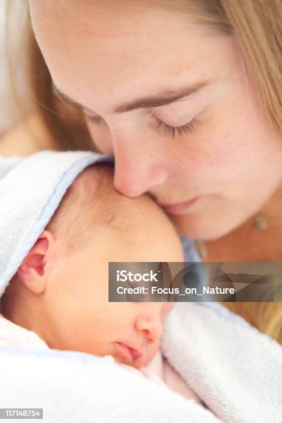 Frau Hält Ihr 2 Tage Alte Tochter Xxl Stockfoto und mehr Bilder von Baby - Baby, Menschliches Gesicht, Nahaufnahme