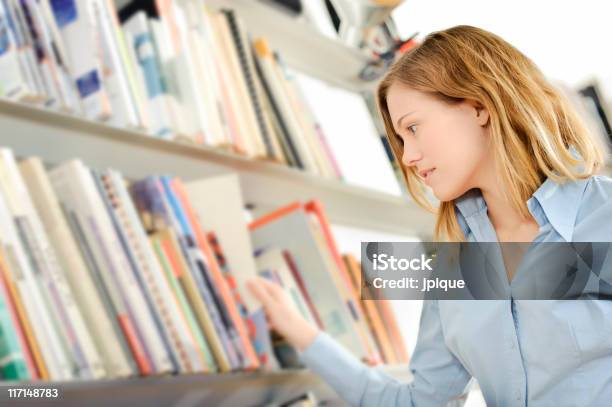 Подросток Поиск Книги В Библиотеке — стоковые фотографии и другие картинки Библиотека - Библиотека, Женщины, Светлые волосы