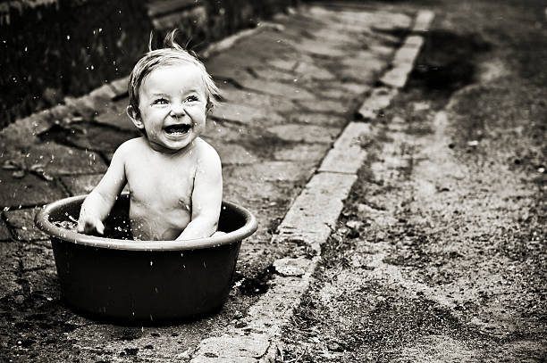 heureux bébé délavé bain à remous - wash bowl photos et images de collection