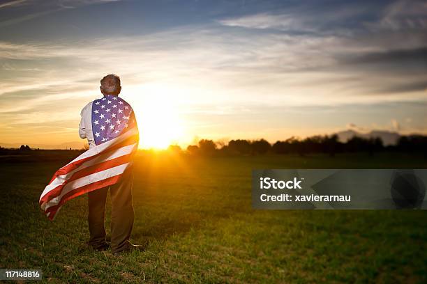 Proud — стоковые фотографии и другие картинки Звёздно-полосатый флаг - Звёздно-полосатый флаг, Взрослый, Закат солнца