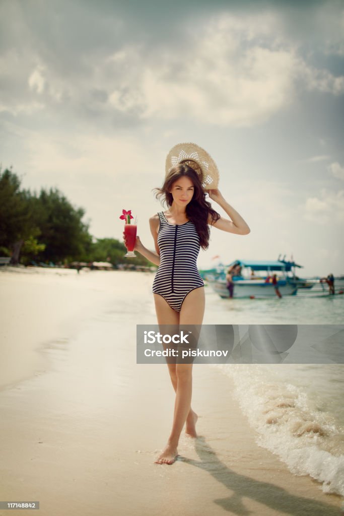 Kobieta relaks na plaży - Zbiór zdjęć royalty-free (Koktajl alkoholowy)