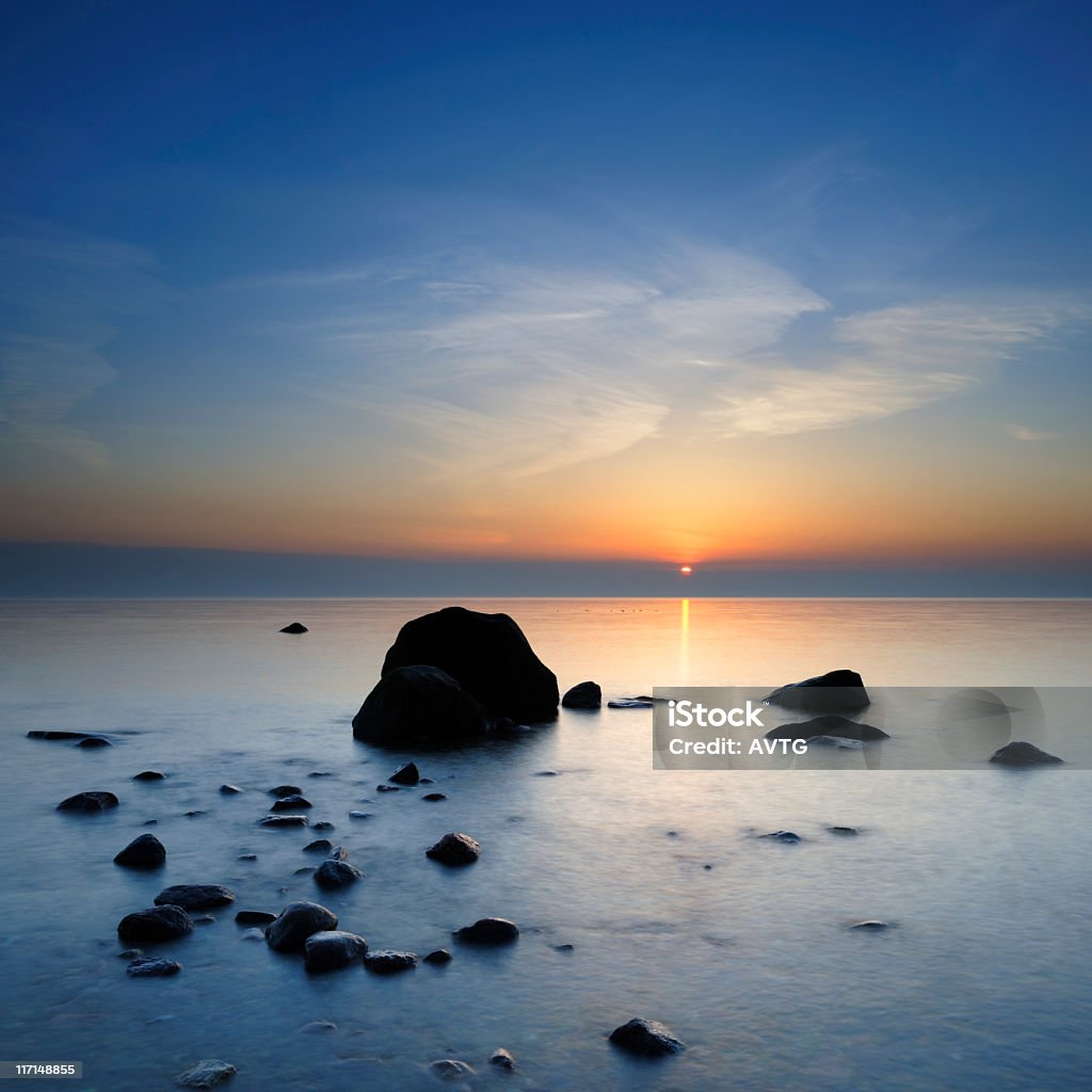 Тихий морской пейзаж с огромные валуны на рассвете - Стоковые фото Без людей роялти-фри