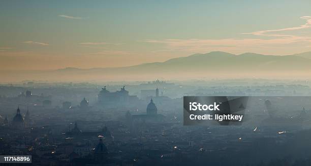 Nebbia Roma - Fotografie stock e altre immagini di Roma - Città - Roma - Città, Ambientazione esterna, Antico - Condizione