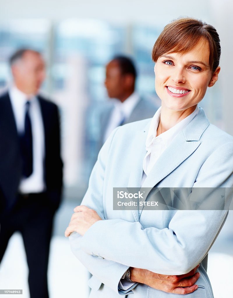 Weibliche executive stehen leger mit Kollegen im Hintergrund - Lizenzfrei Arbeitspersonal Stock-Foto
