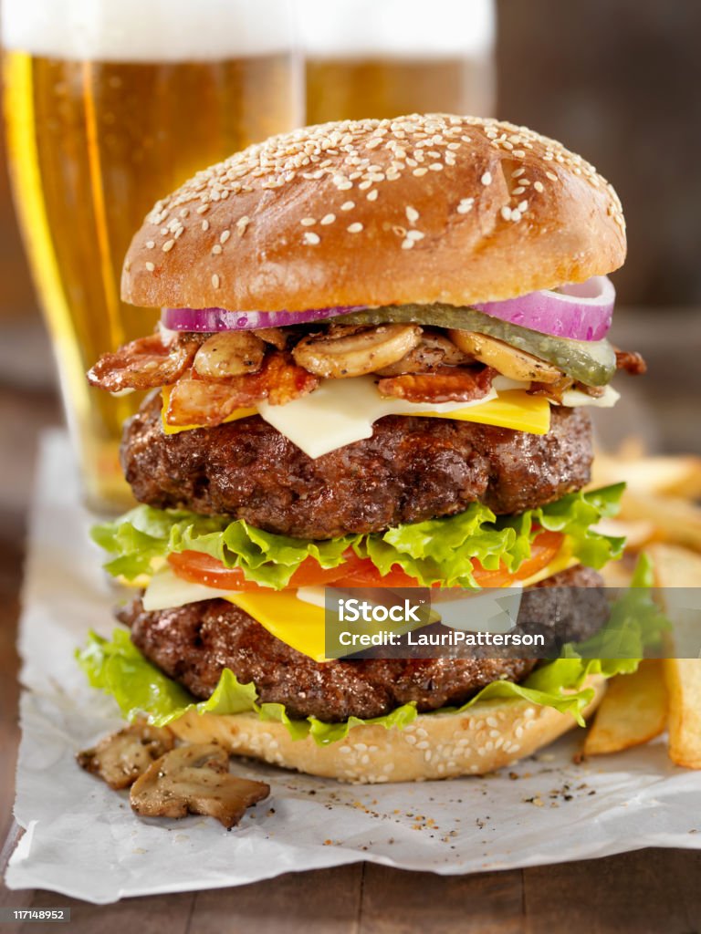 Veramente grande hamburger con una birra - Foto stock royalty-free di Hamburger