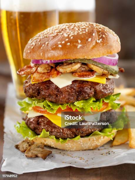 Bardzo Duży Burger Z Piwem - zdjęcia stockowe i więcej obrazów Burger - Burger, Sterta - Aranżacja, Wielki