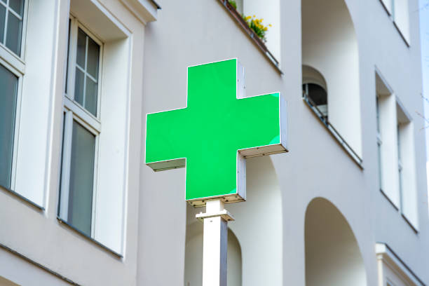 farmacia green cross - green cross foto e immagini stock