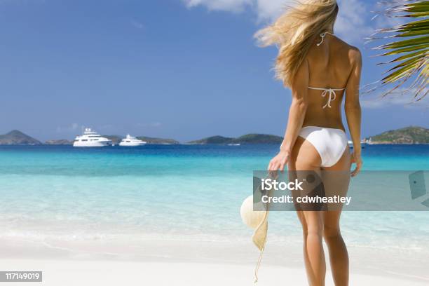 Bikini Donna Con Un Cappello Di Paglia Sulla Spiaggia Dei Caraibi - Fotografie stock e altre immagini di Donne