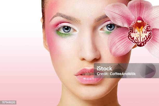 Foto de Mulher Bonita Com Maquiagem e mais fotos de stock de Maquiagem - Maquiagem, Modelo profissional, Primavera - Estação do ano