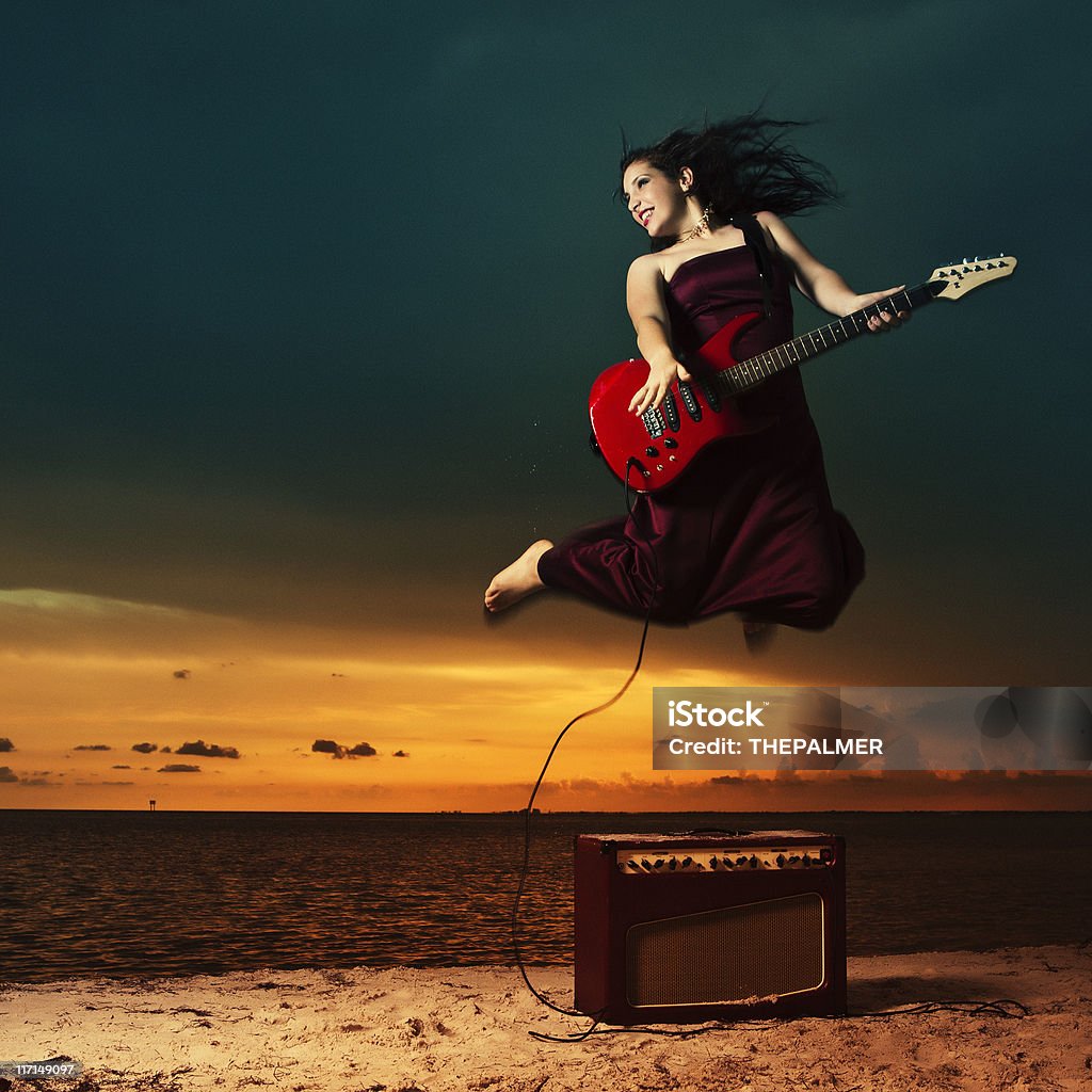 Adolescente com uma guitarra elétrica na praia - Royalty-free Guitarra Foto de stock