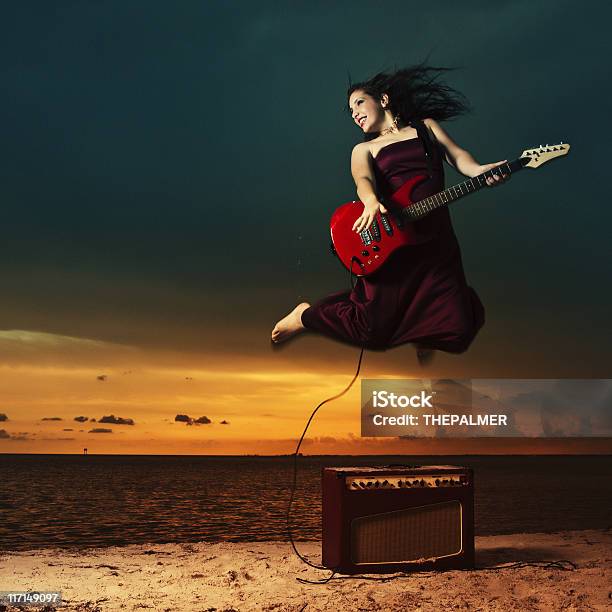 Adolescente Com Uma Guitarra Elétrica Na Praia - Fotografias de stock e mais imagens de Guitarra - Guitarra, Saltar, Amplificador