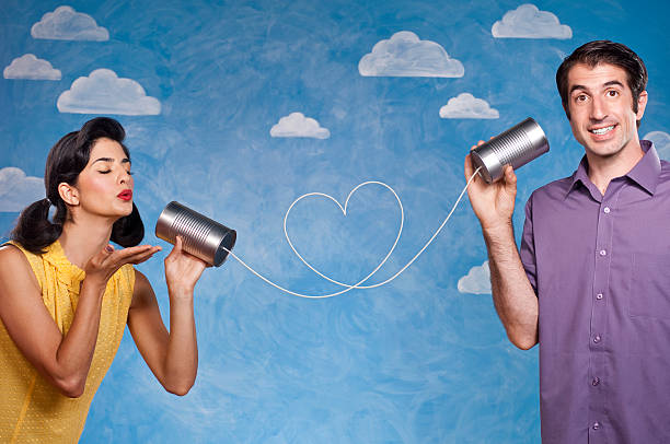ロマンチックなカップルに糸電話 - tin can phone ストックフォトと画像