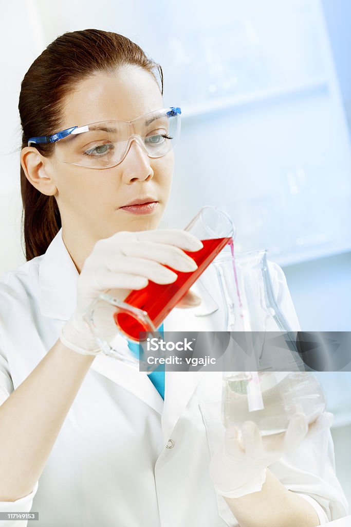 Femmina Scienziato con una provetta sostanze chimiche - Foto stock royalty-free di 20-24 anni