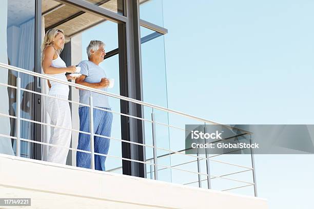 Bebiendo Té En El Balcón Foto de stock y más banco de imágenes de Balcón - Balcón, Propietario de casa, Tercera edad