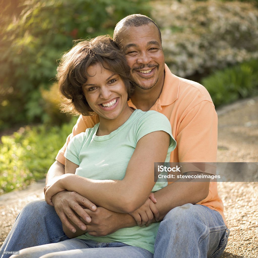 Портрет пара, сидящая на открытом воздухе - Стоковые фото Зрелый возраст роялти-фри