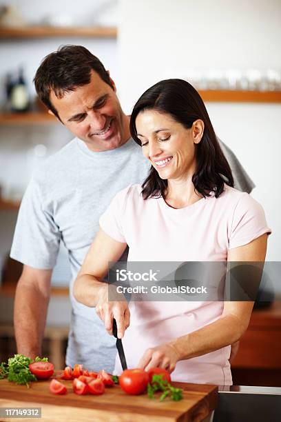 Pareja Feliz En La Cocina Foto de stock y más banco de imágenes de 40-49 años - 40-49 años, Adulto, Adulto maduro